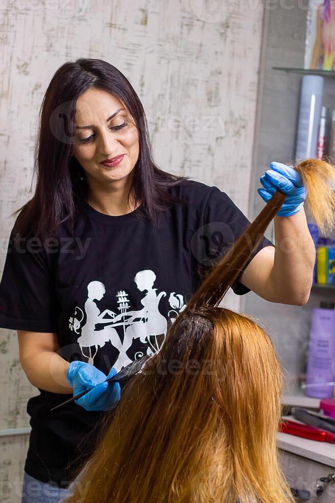 mooi jong vrouw in schoonheid salon foto