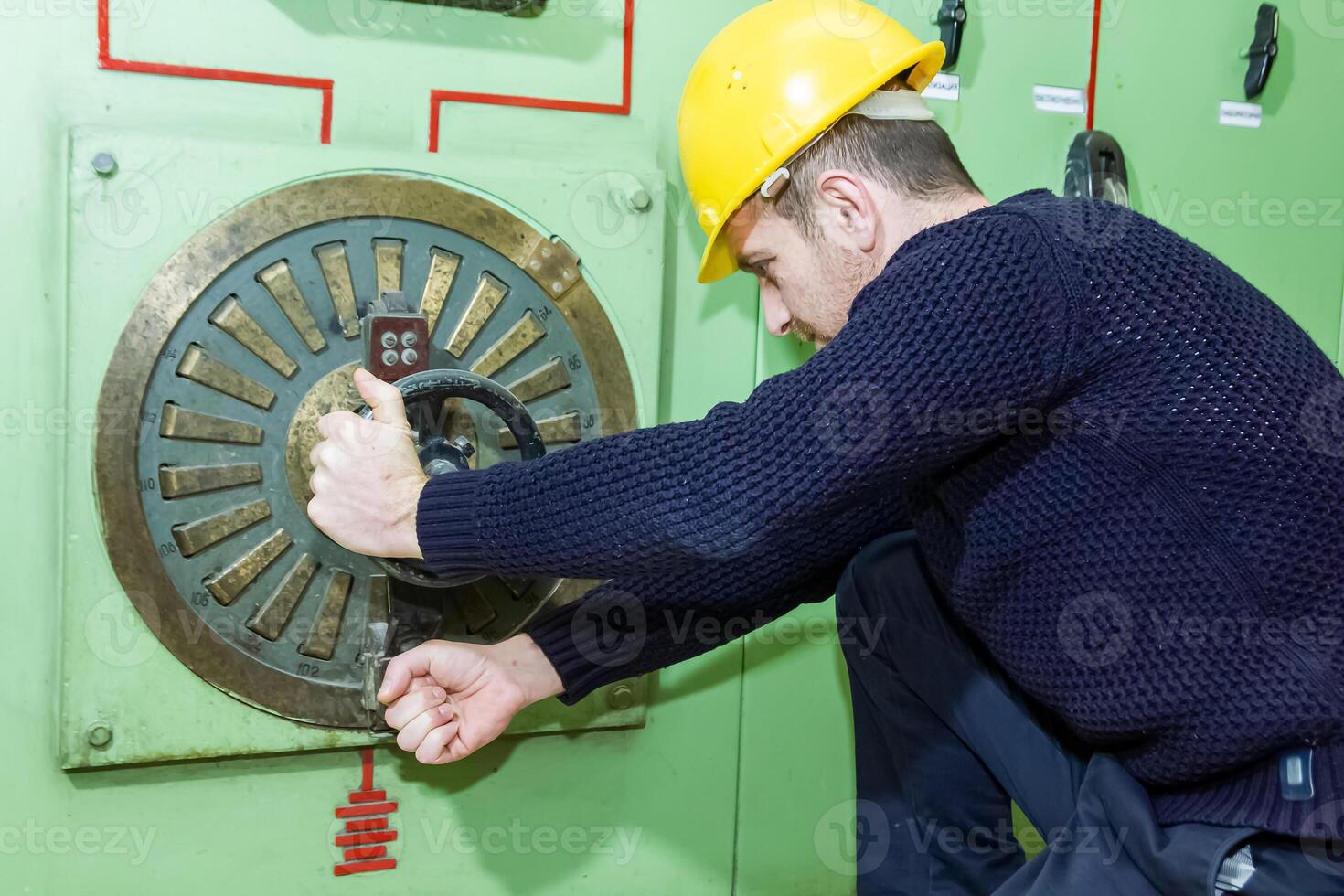 industrieel arbeider Bij de werk in fabriek foto