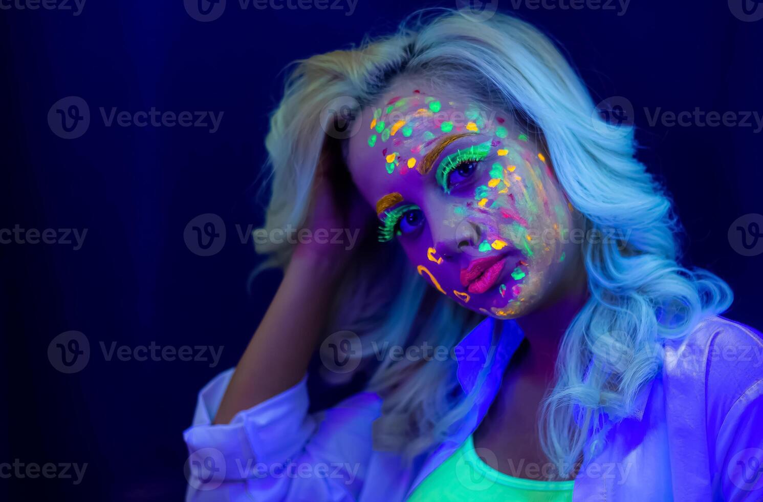 portret van een vrouw met geschilderd gezicht, vrouw met uv bedenken in studio, portret van een vrouw in carnaval masker, de vrouw is versierd in een ultraviolet poeder foto