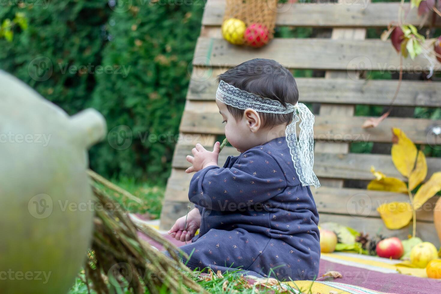 de weinig kind spelen in de park met fruit, weinig meisje in de herfst park foto