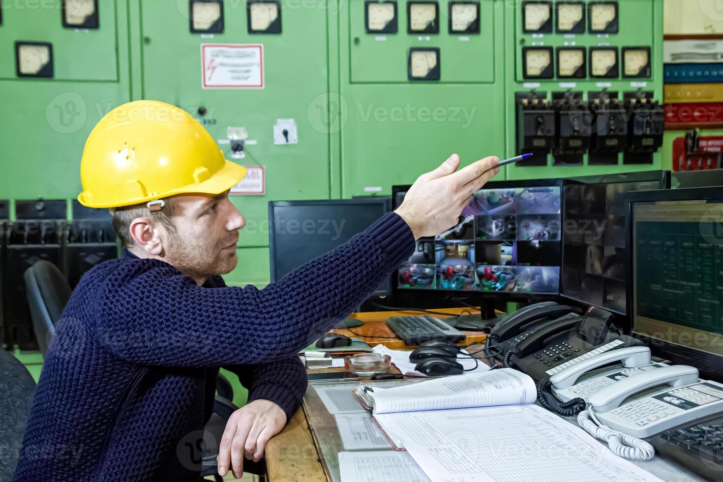 industrieel arbeider Bij de werk in fabriek foto