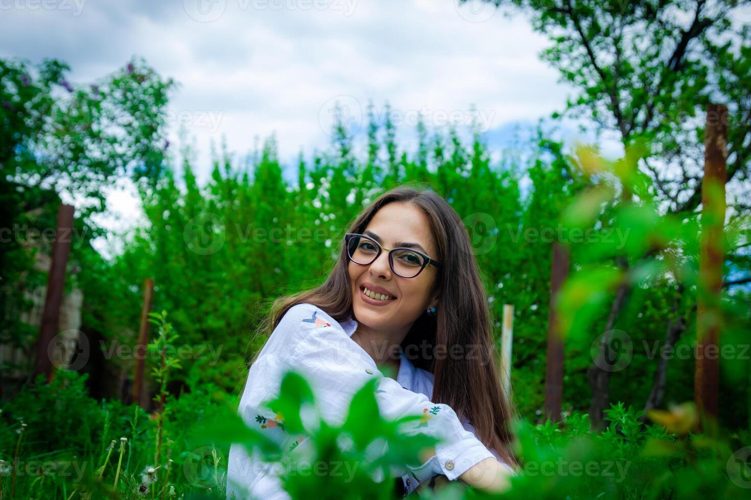 vrouw in de park, jong vrouw in de tuin foto