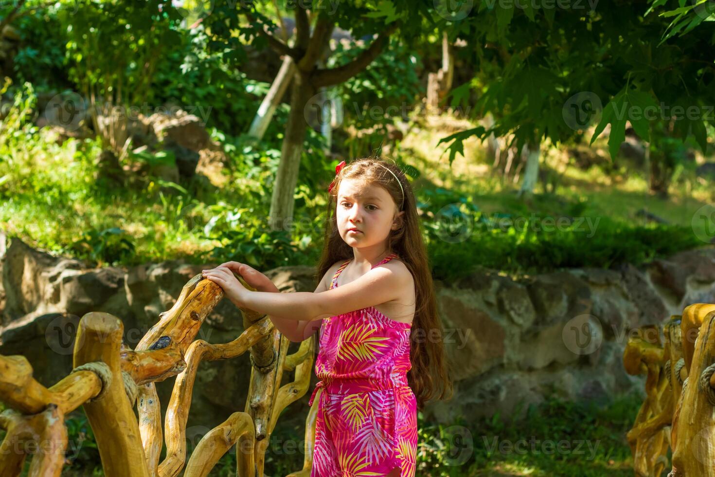 mooi weinig meisje in de natuur, meisje in zomer foto