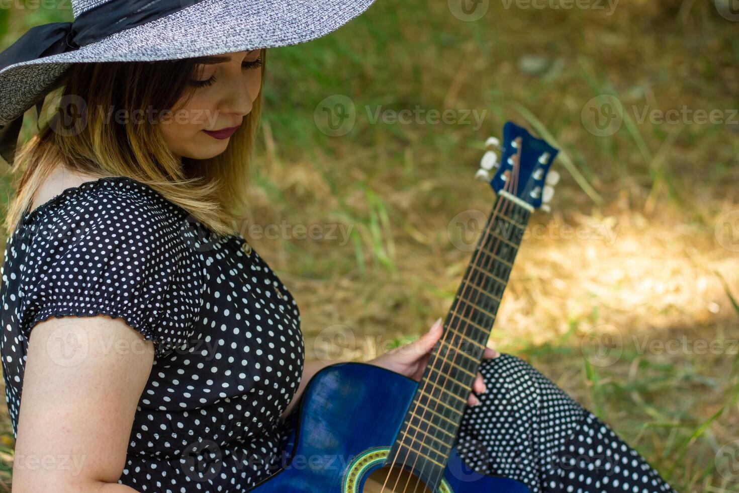 mooi jong vrouw in de natuur, vrouw in zomer dag foto