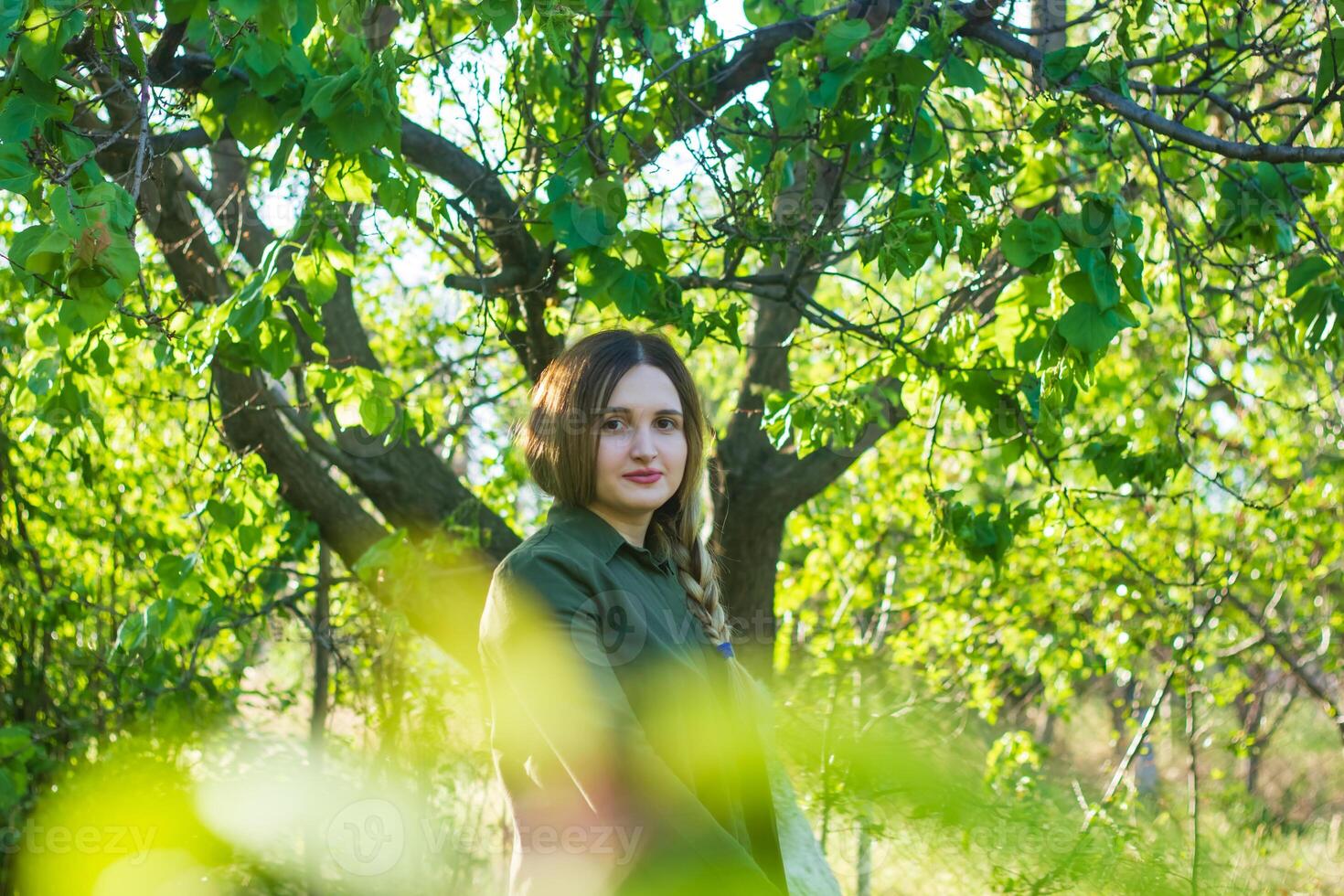 mooi jong vrouw in de natuur, zomer landschap foto