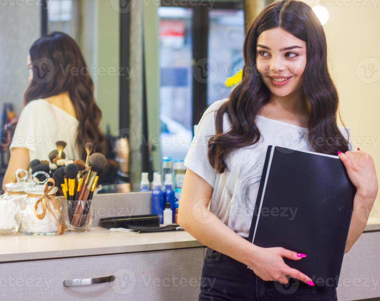 jong vrouw in spa salon, meisje in schoonheid salon foto