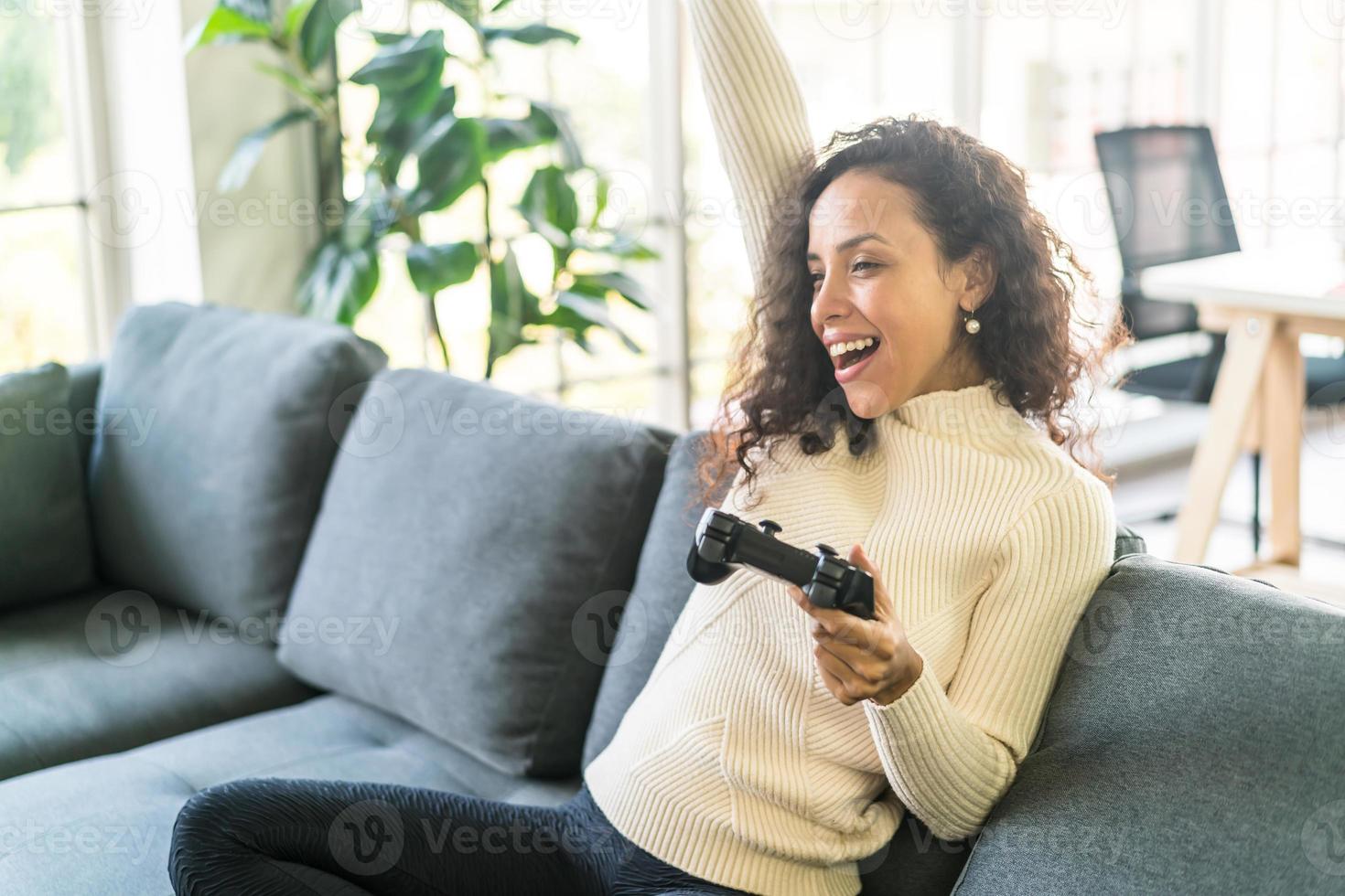 laitin-vrouw die videogames speelt met handen met joystick foto