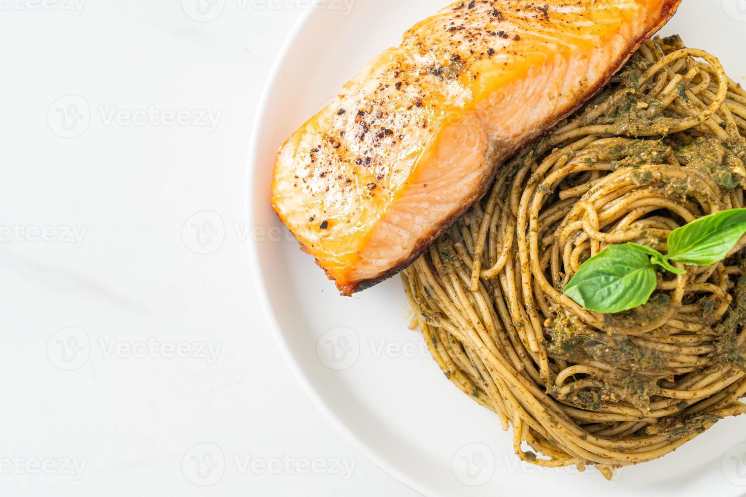 pesto spaghetti pasta met gegrilde zalm foto