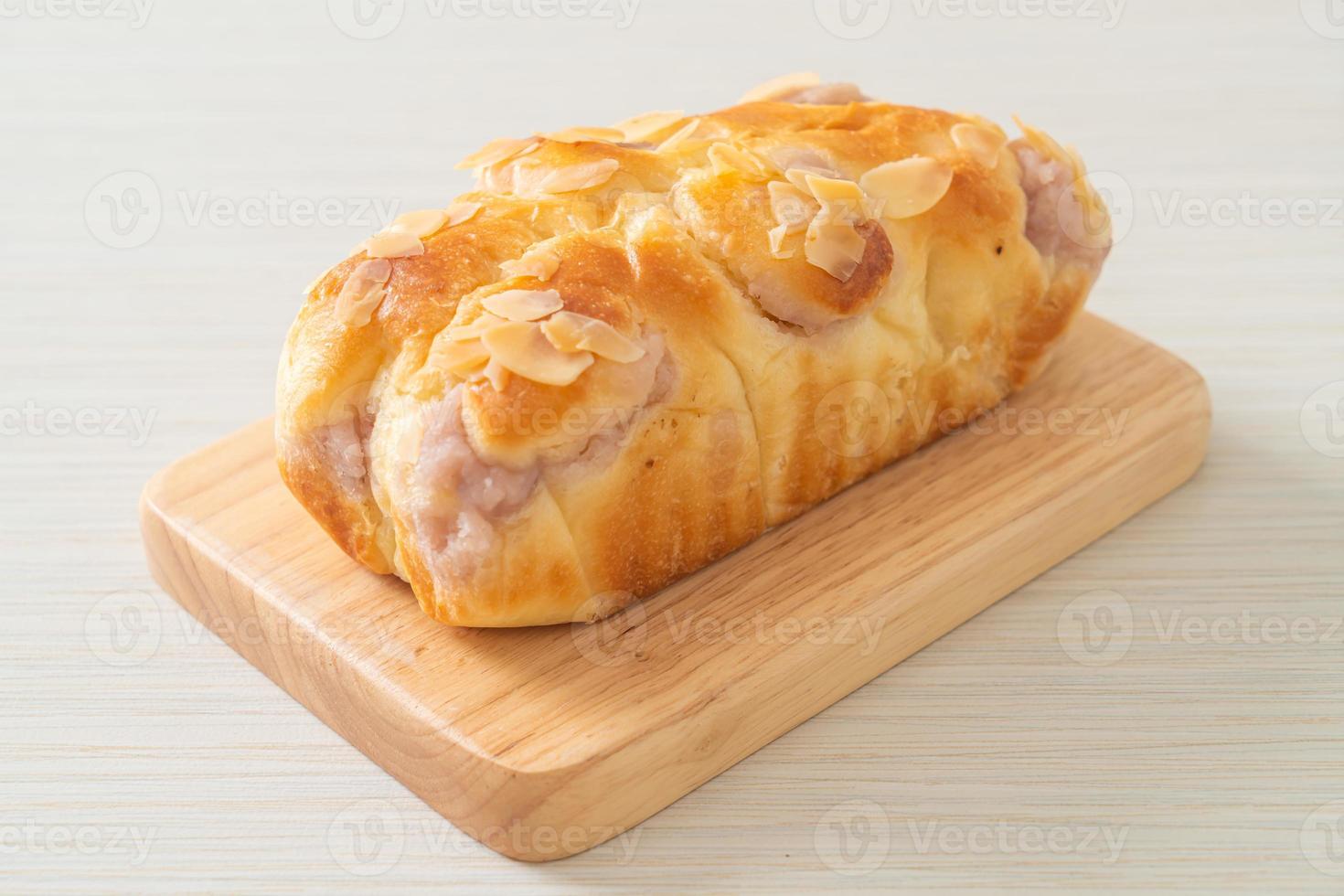 taro toastbrood op een houten bord foto