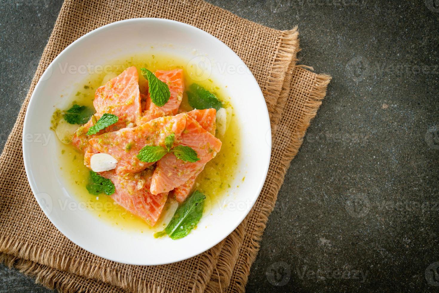 verse zalm rauwe pittige zeevruchtensalade foto