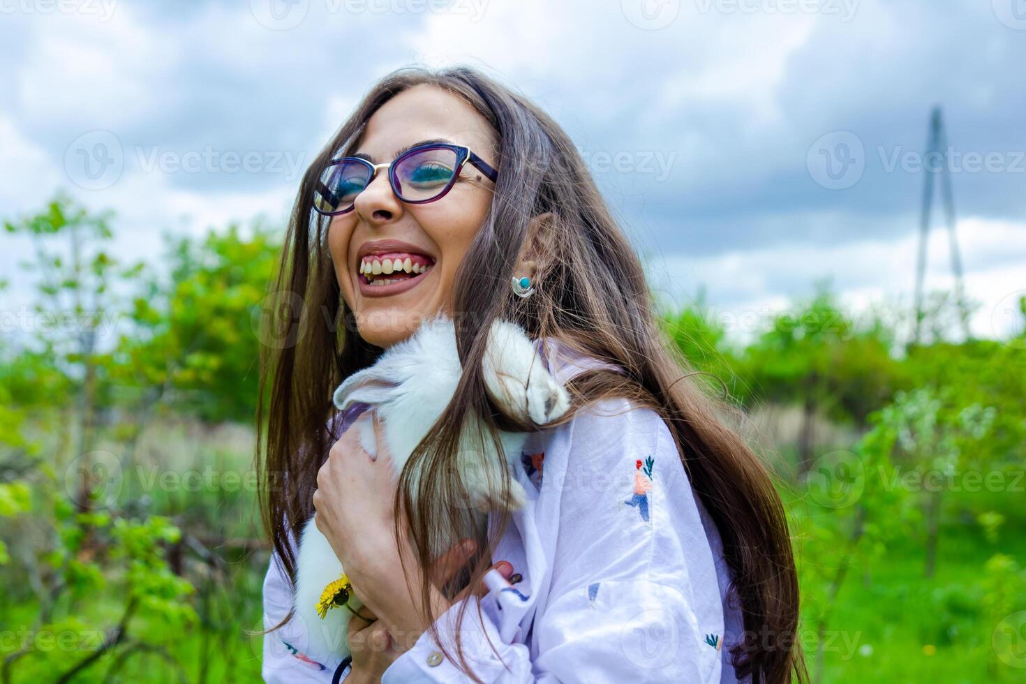 vrouw in de park, jong vrouw in de tuin foto