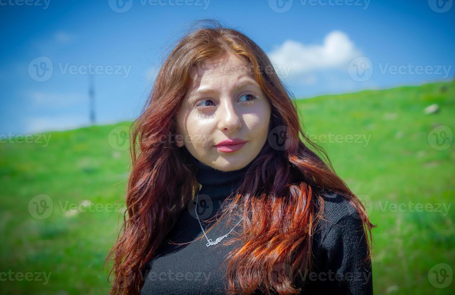 rood haren vrouw in de park, mooi vrouw in de natuur foto