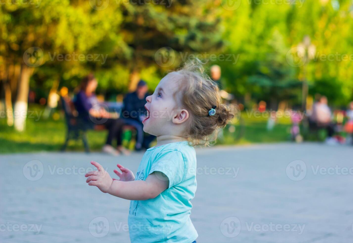 klein meisje spelen in de park foto