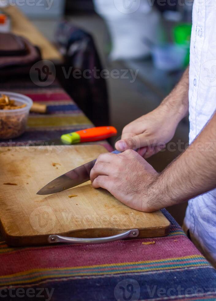 dichtbij omhoog van Mens Koken in de keuken in een restaurant foto