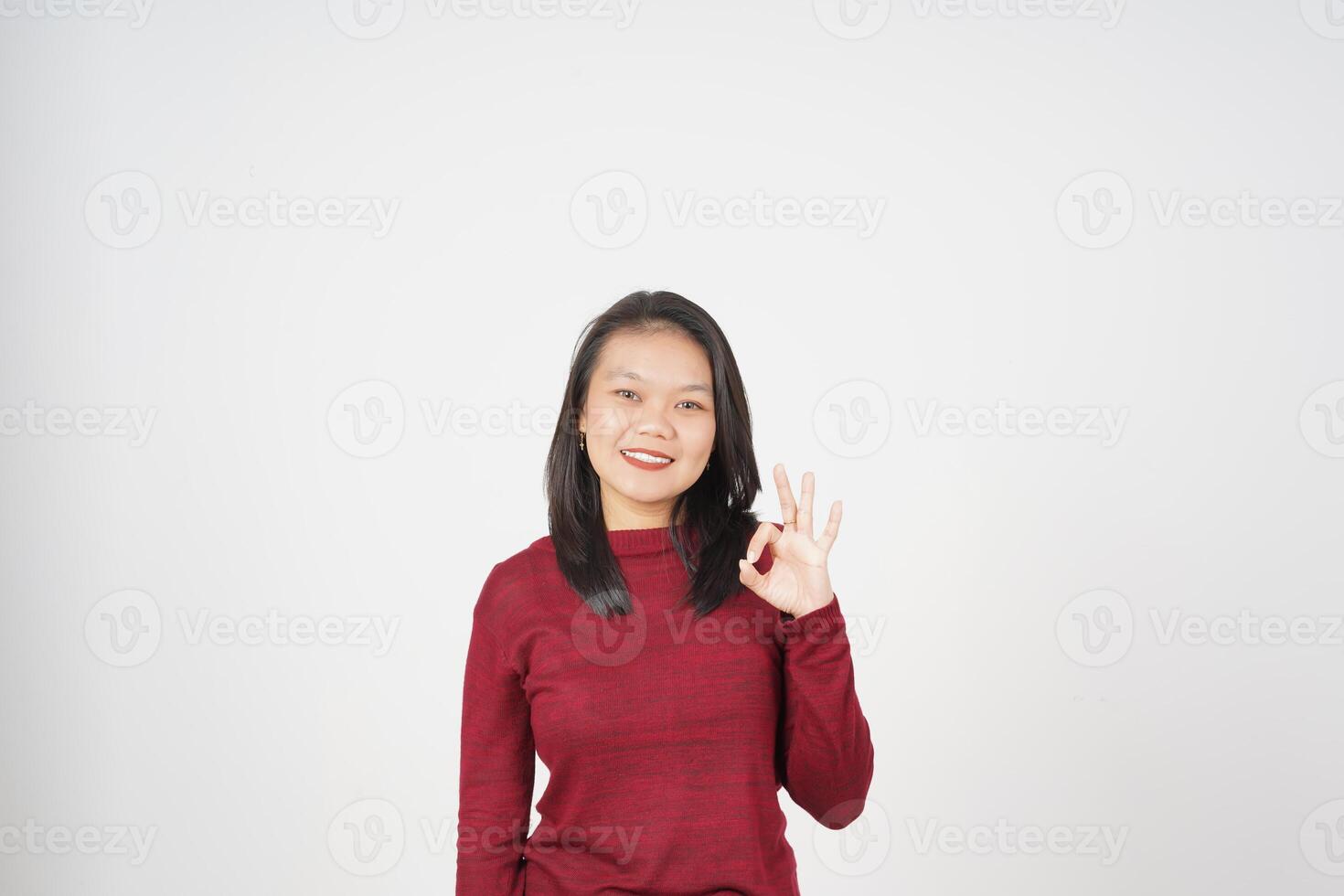 jong Aziatisch vrouw in rood t-shirt glimlachen en tonen Oke teken geïsoleerd Aan wit achtergrond foto