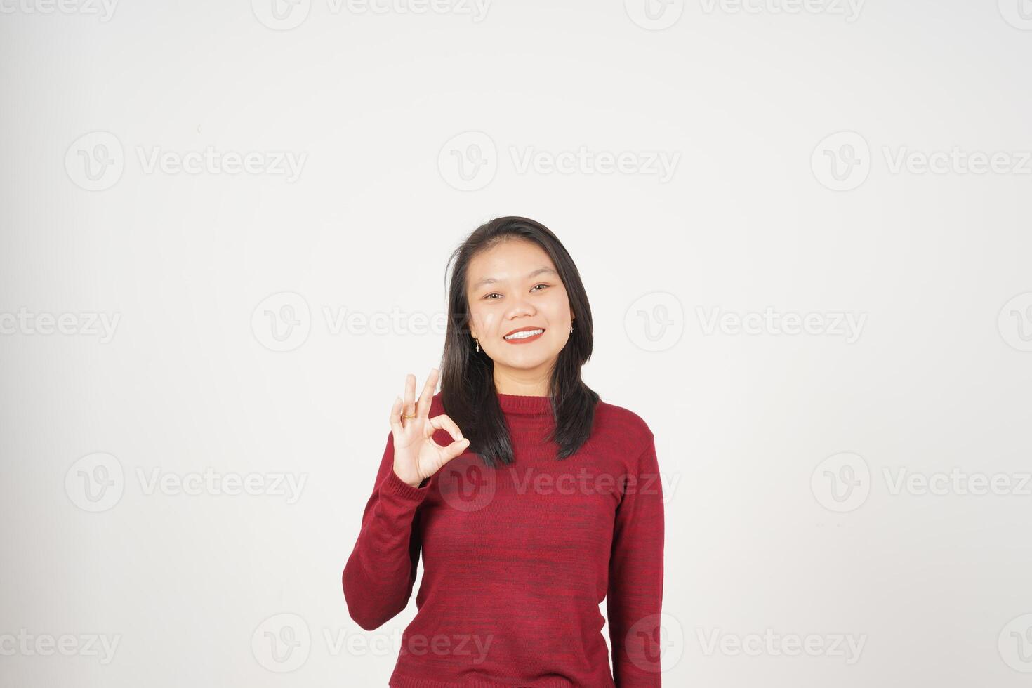 jong Aziatisch vrouw in rood t-shirt glimlachen en tonen Oke teken geïsoleerd Aan wit achtergrond foto