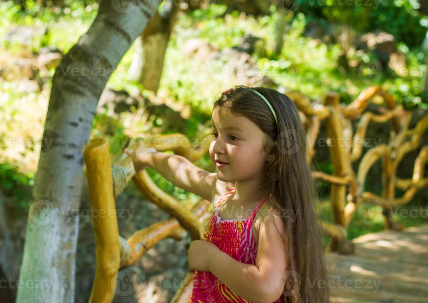 mooi weinig meisje in de natuur, meisje in zomer foto