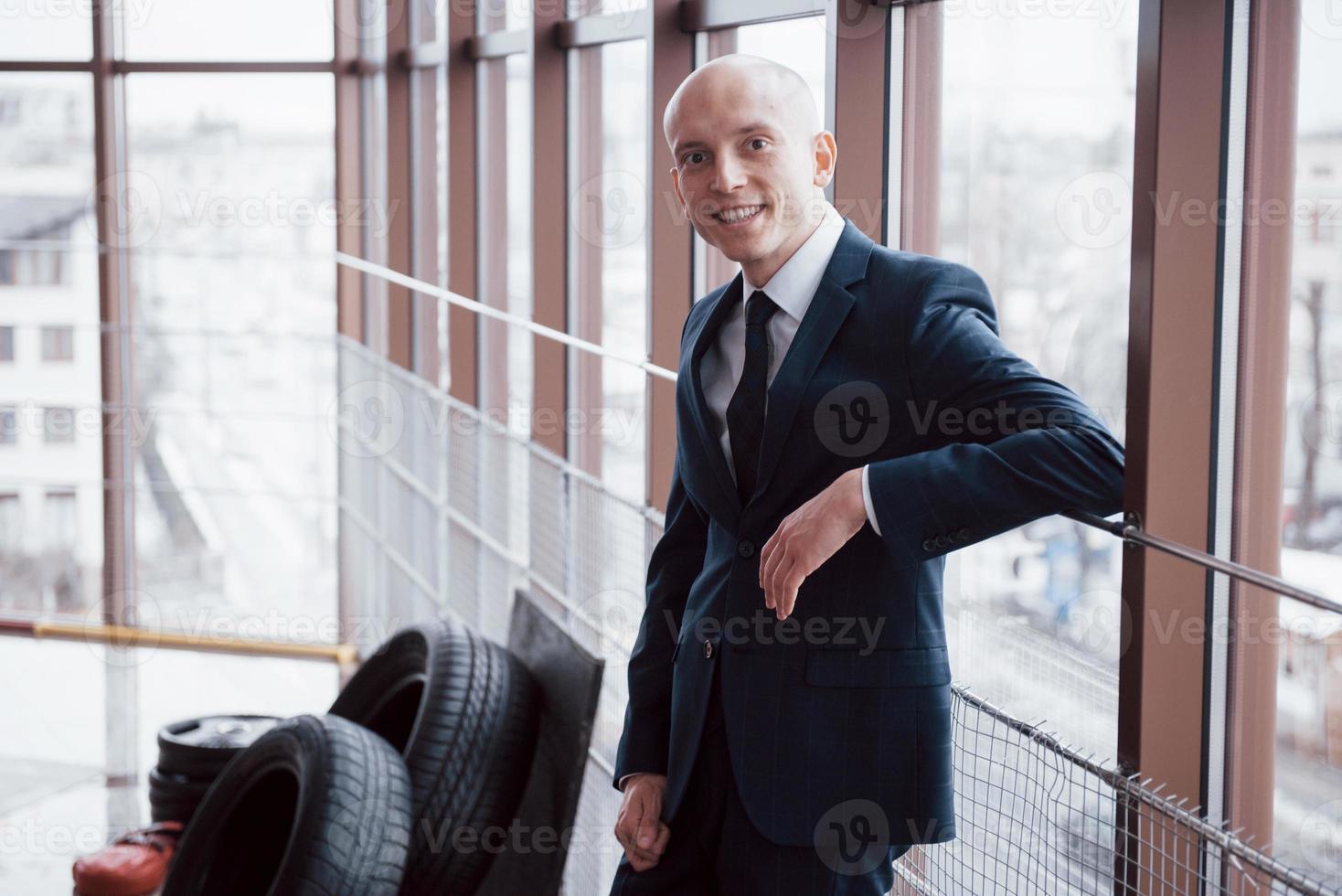 portret van lachende jonge zakenman in office foto