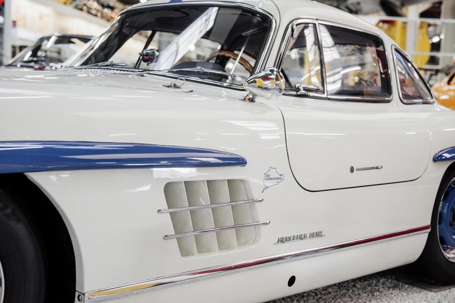 sinsheim, duitsland - 16 oktober 2018 technik museum. de rechterkant van blauwe retro auto met blauwe lijnen foto