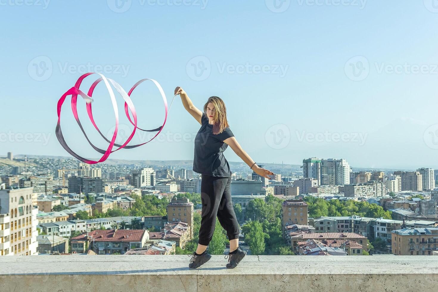 jong meisje aan het doen oefening in de stad, vrouw aan het doen yoga oefening, persoon aan het doen uitrekken, vrouw ontspannende in de stad, mooi meisje aan het doen geschiktheid oefening foto