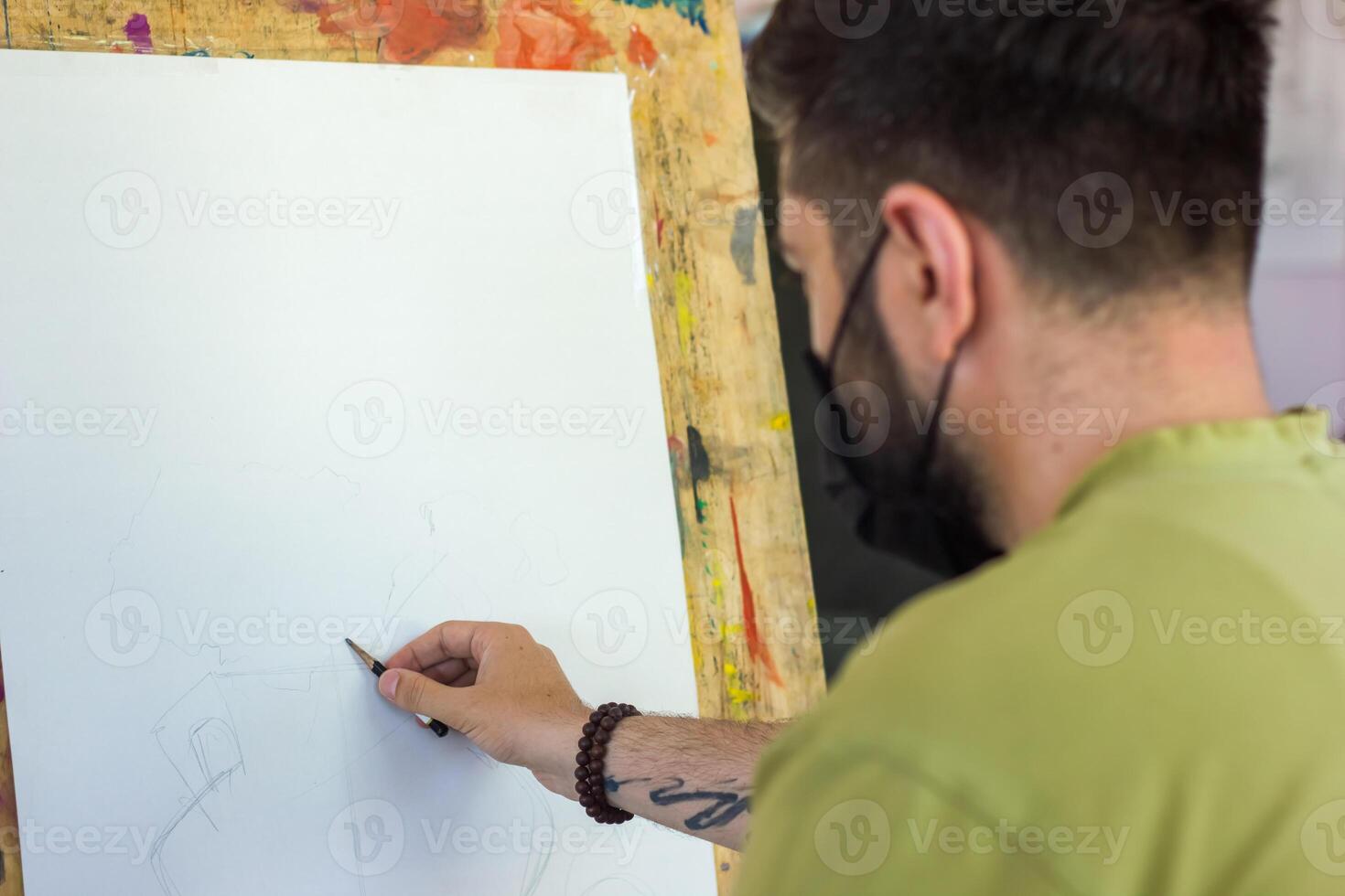 artiest Bij werk in een studio, artiest schilderij afbeelding foto