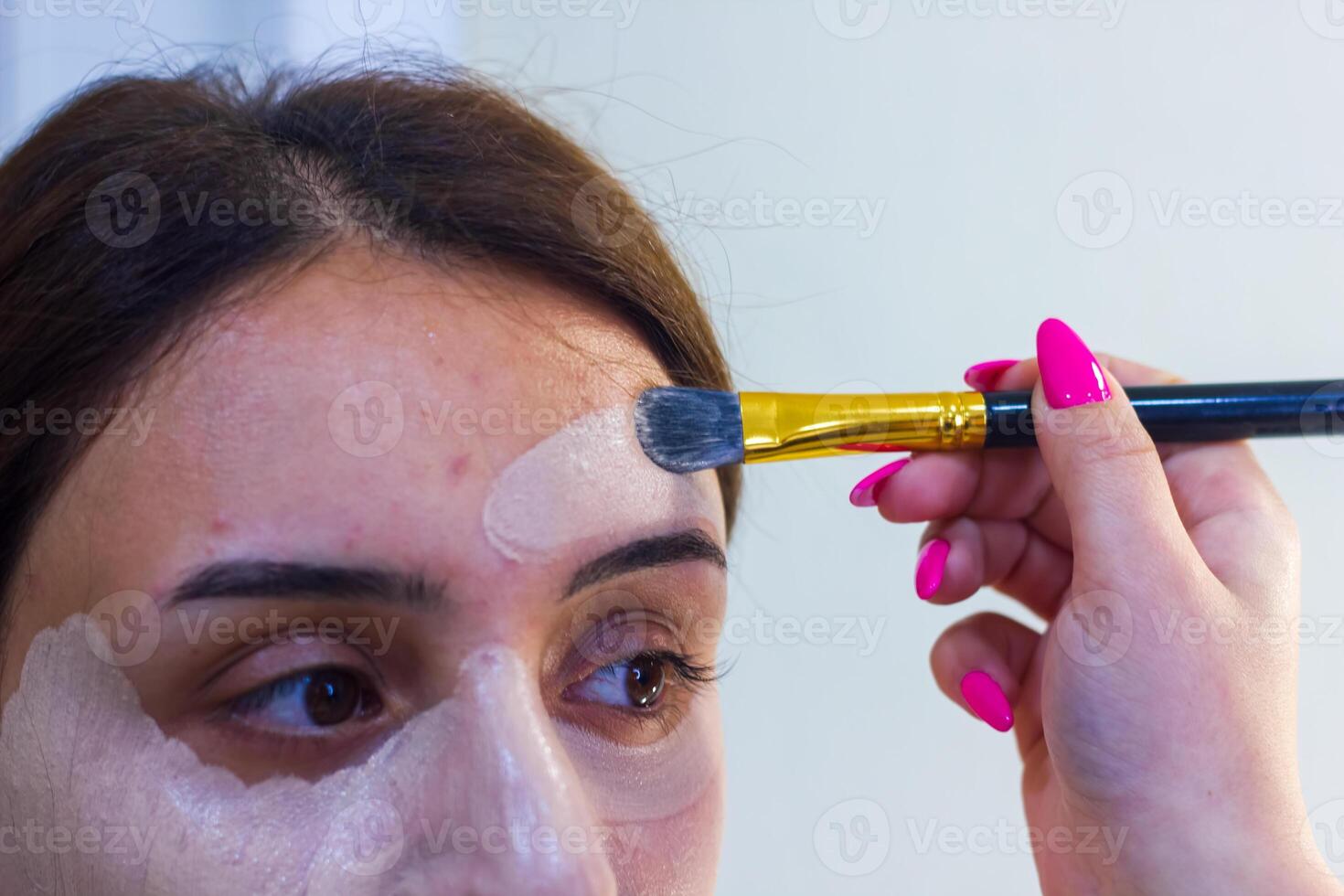 jong vrouw in spa salon, meisje in schoonheid salon foto