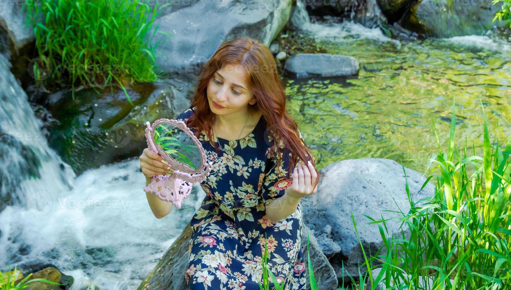 rood haren vrouw in de park, mooi vrouw in de natuur foto