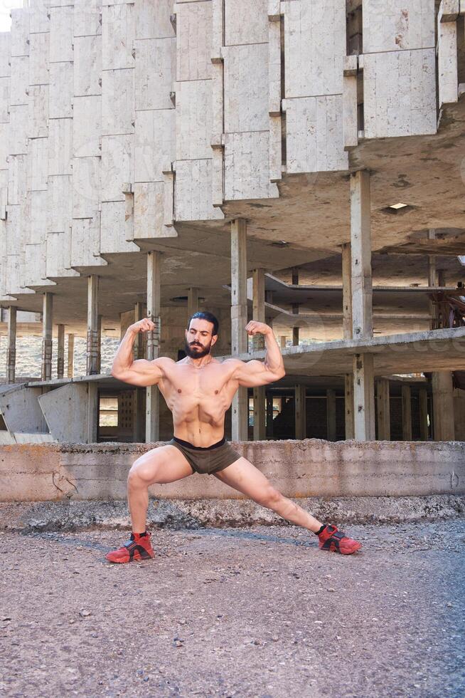 bodybuilder opleiding zijn spieren in Sportschool, bodybuilder opleiding met halter foto