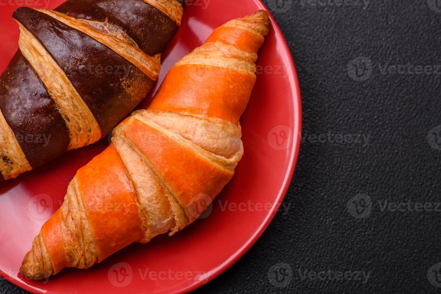 heerlijk vers, krokant Frans croissants met zoet vulling foto