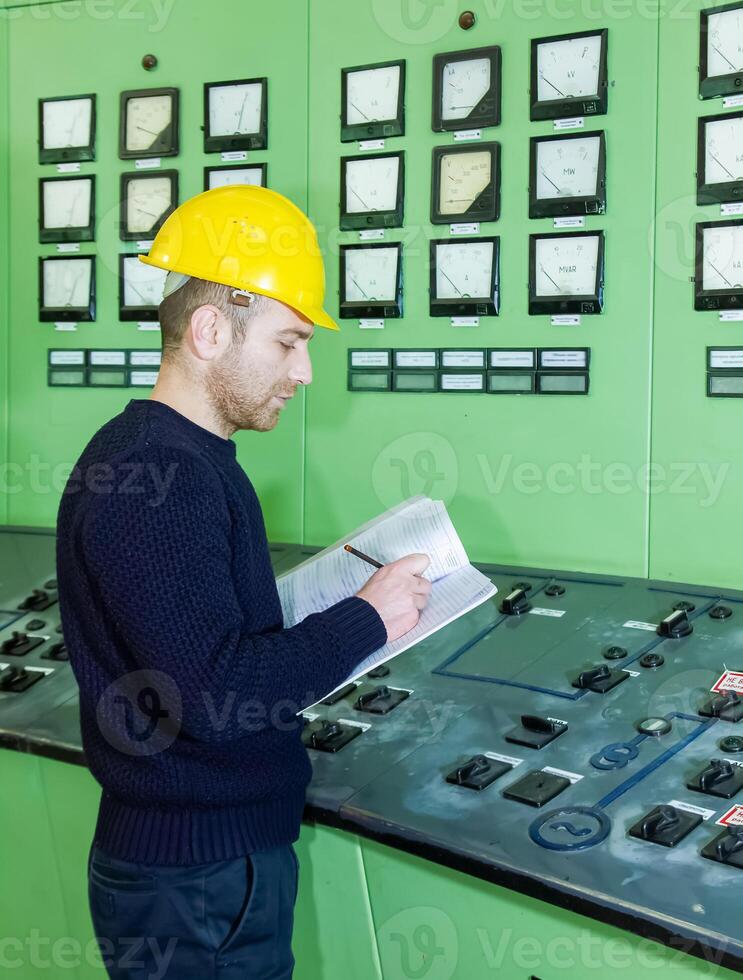 industrieel arbeider Bij de werk in fabriek foto