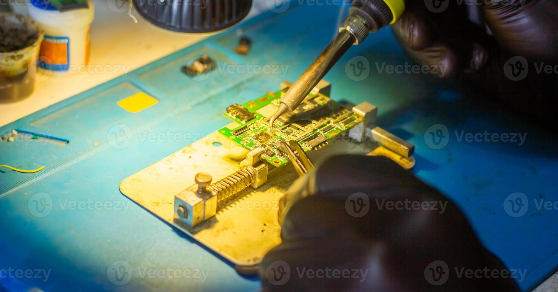 onderhoud arbeider repareren persoonlijk computer bord foto