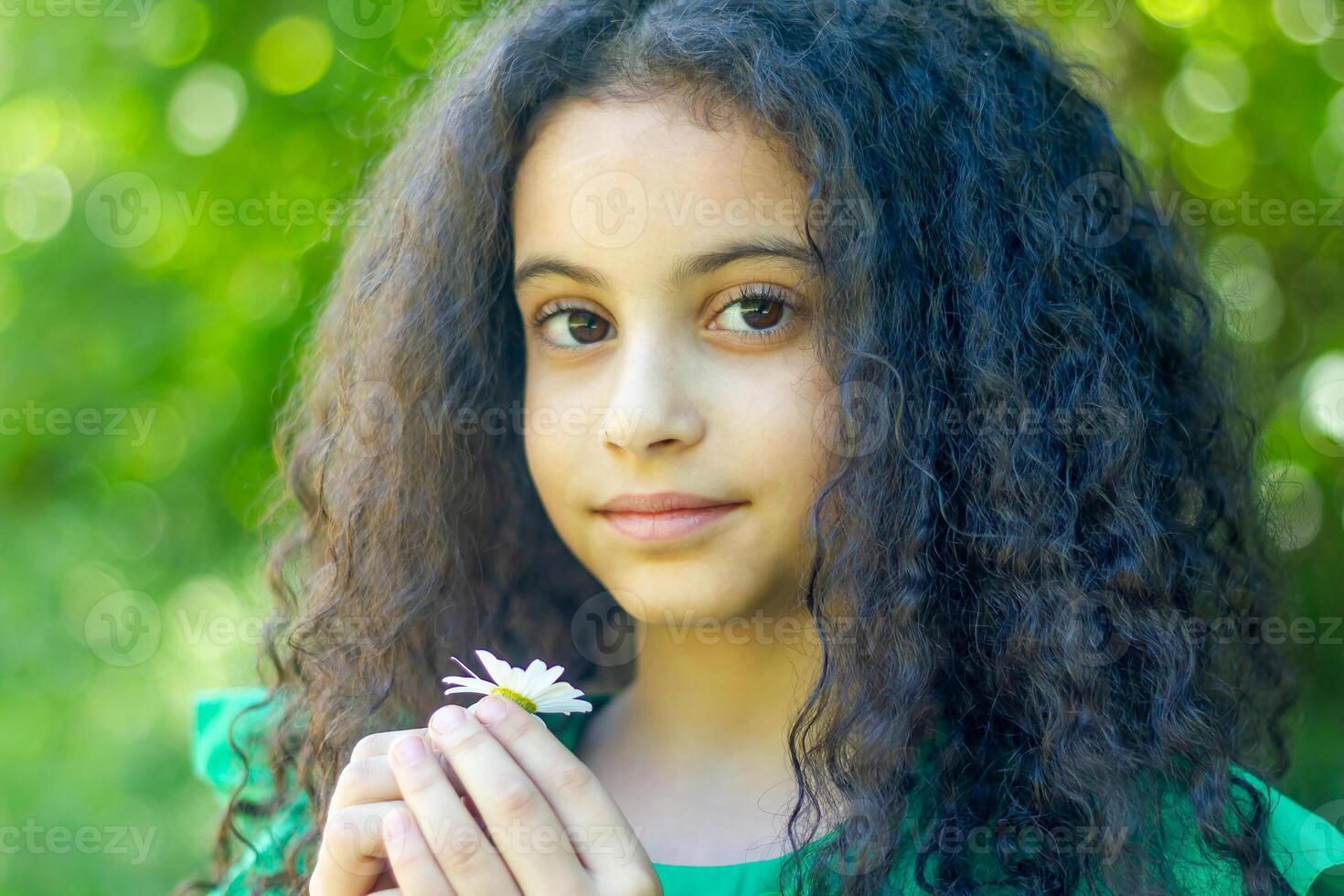 mooi jong meisje in de natuur foto