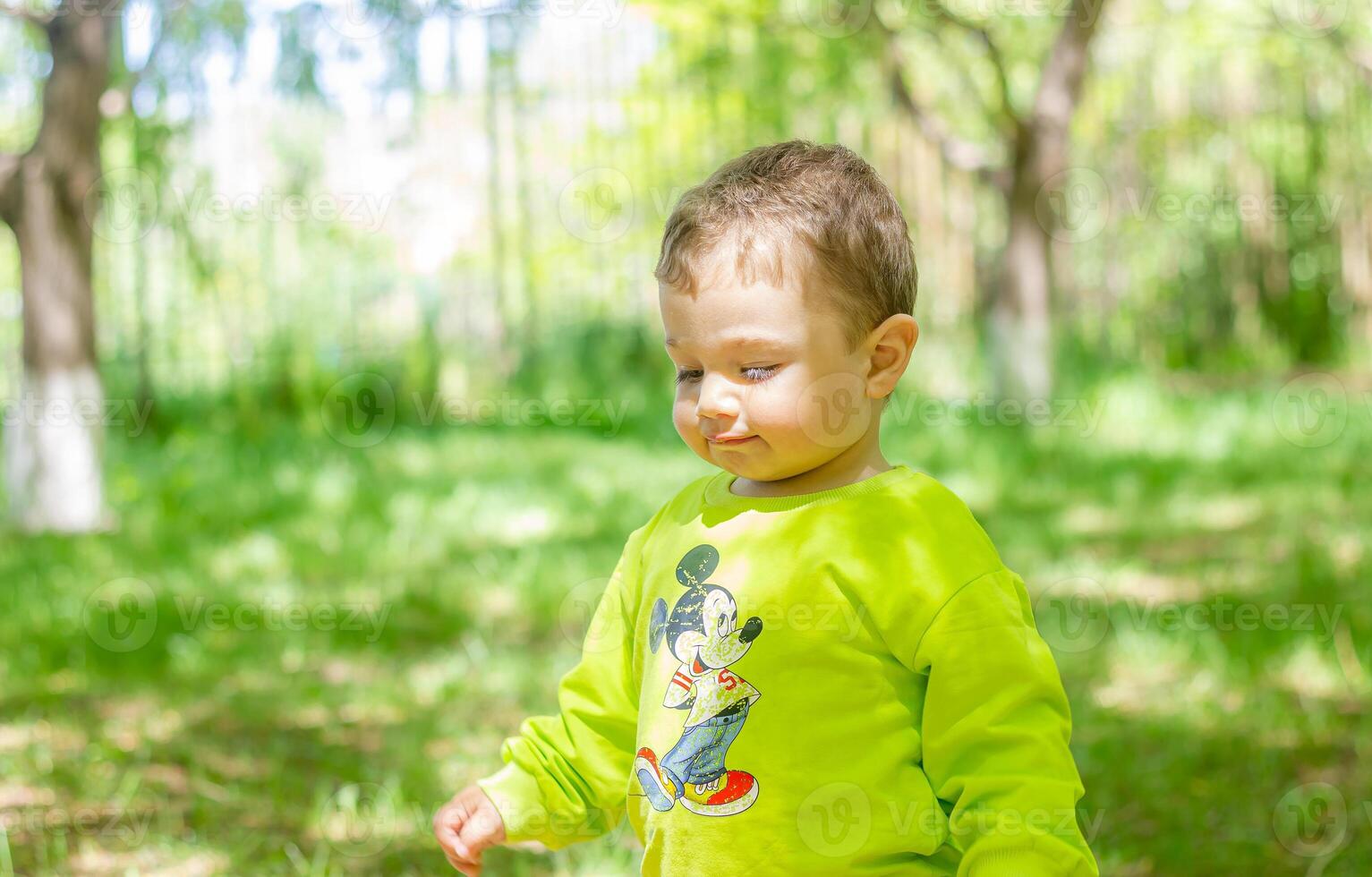 kind spelen in de tuin, kind spelen Aan de speelplaats foto