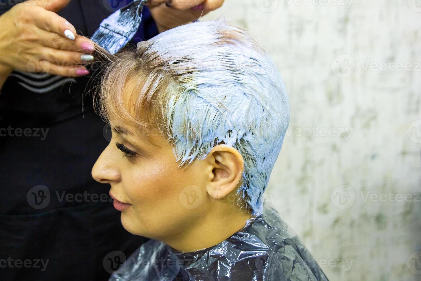 persoon in de spa salon, vrouw in schoonheid salon foto