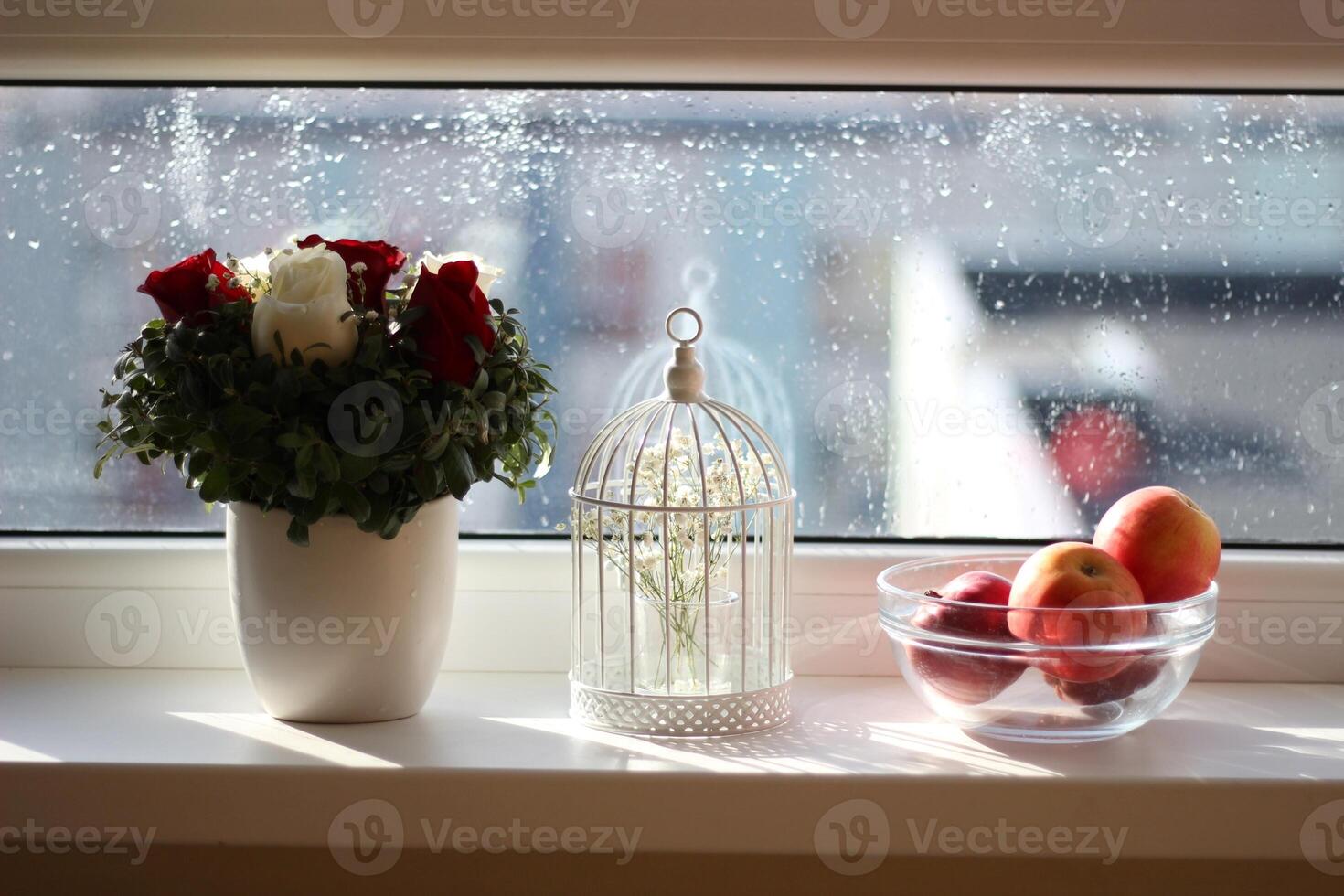 boeket van bloemen in een vaas Aan de vensterbank foto