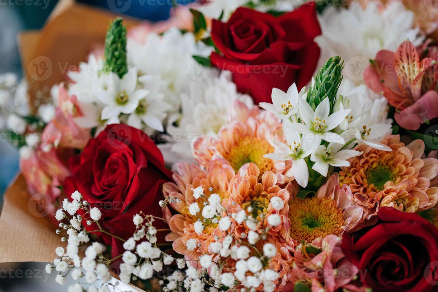 mooi boeket van verschillend bloemen in een vaas Aan de tafel foto