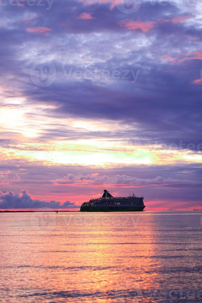 reis schip in de zee Bij zonsondergang. mooi kleurrijk lucht. foto