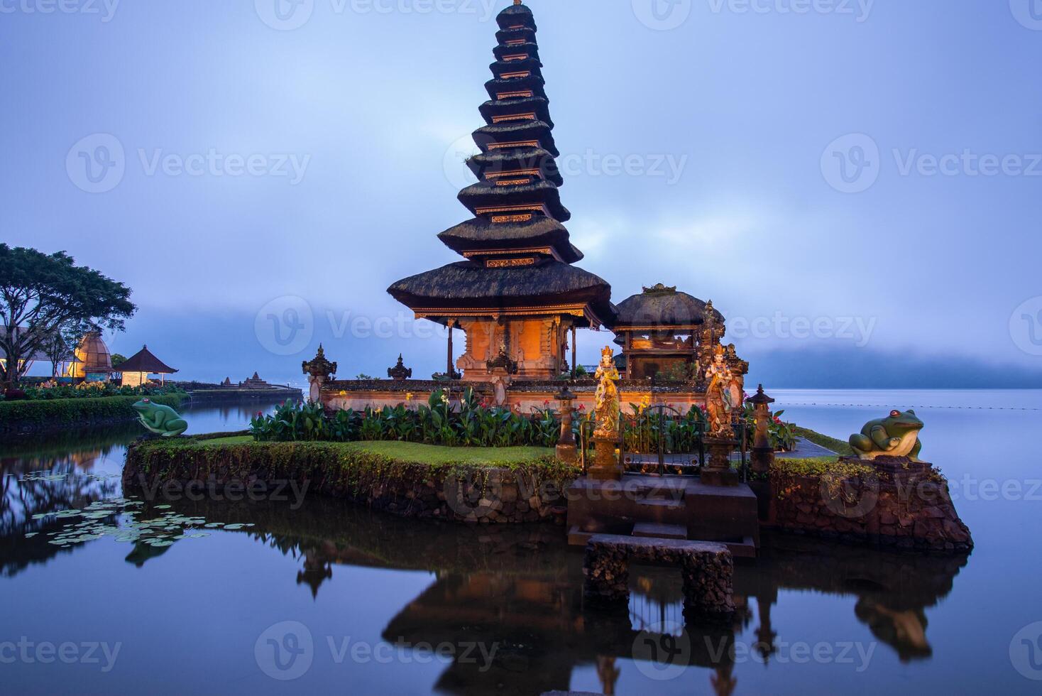 visie van pura ulan danu Bratan een beroemd pittoreske mijlpaal en een significant tempel Aan de kusten van meer Bratan in Bali, Indonesië. foto