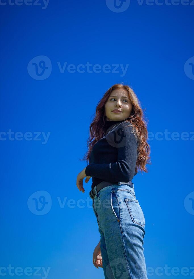 rood haren vrouw in de park, mooi vrouw in de natuur foto