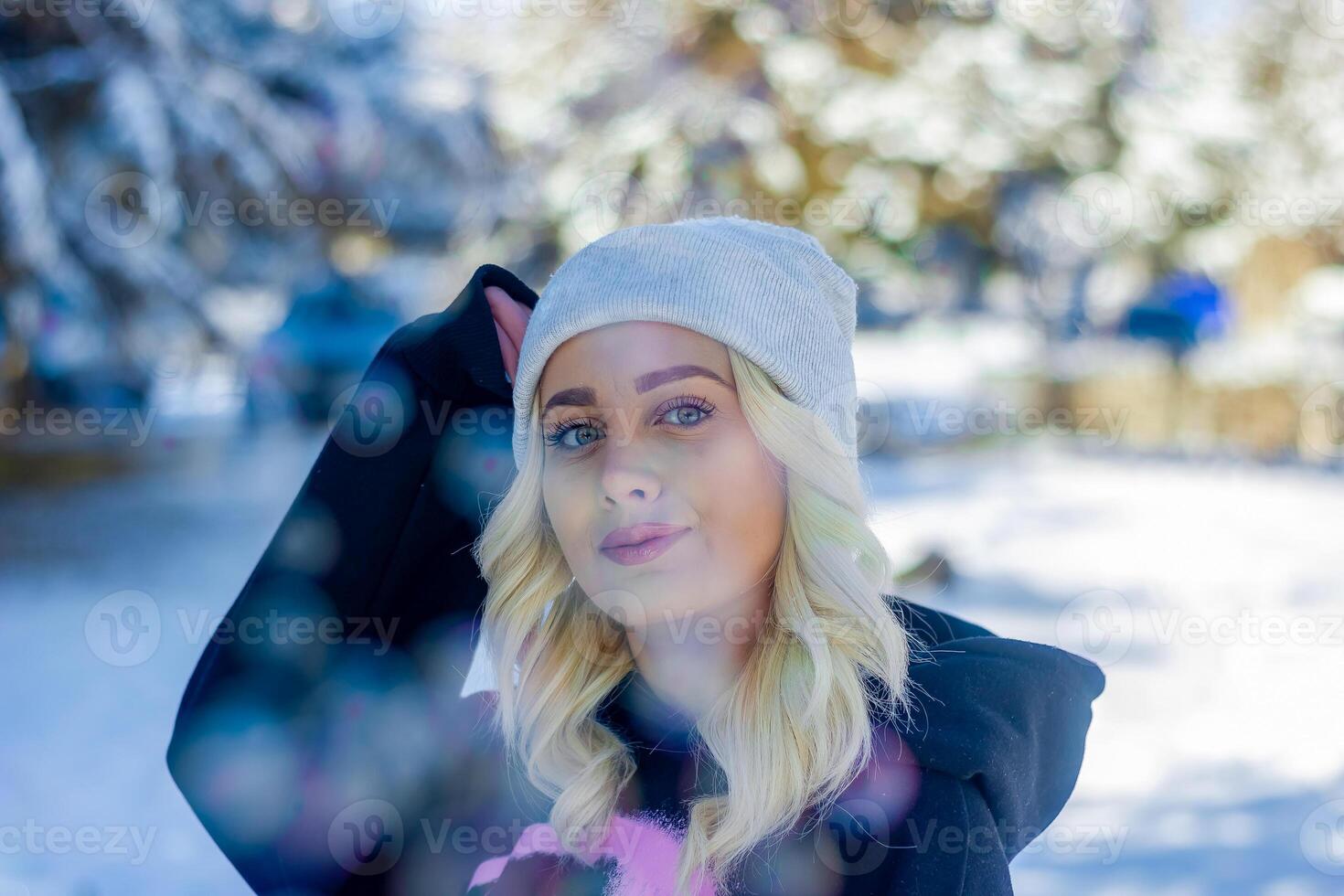 portret van een vrouw in een park, portret van een vrouw in winter park, portret van een blond vrouw, vrouw in hoed foto