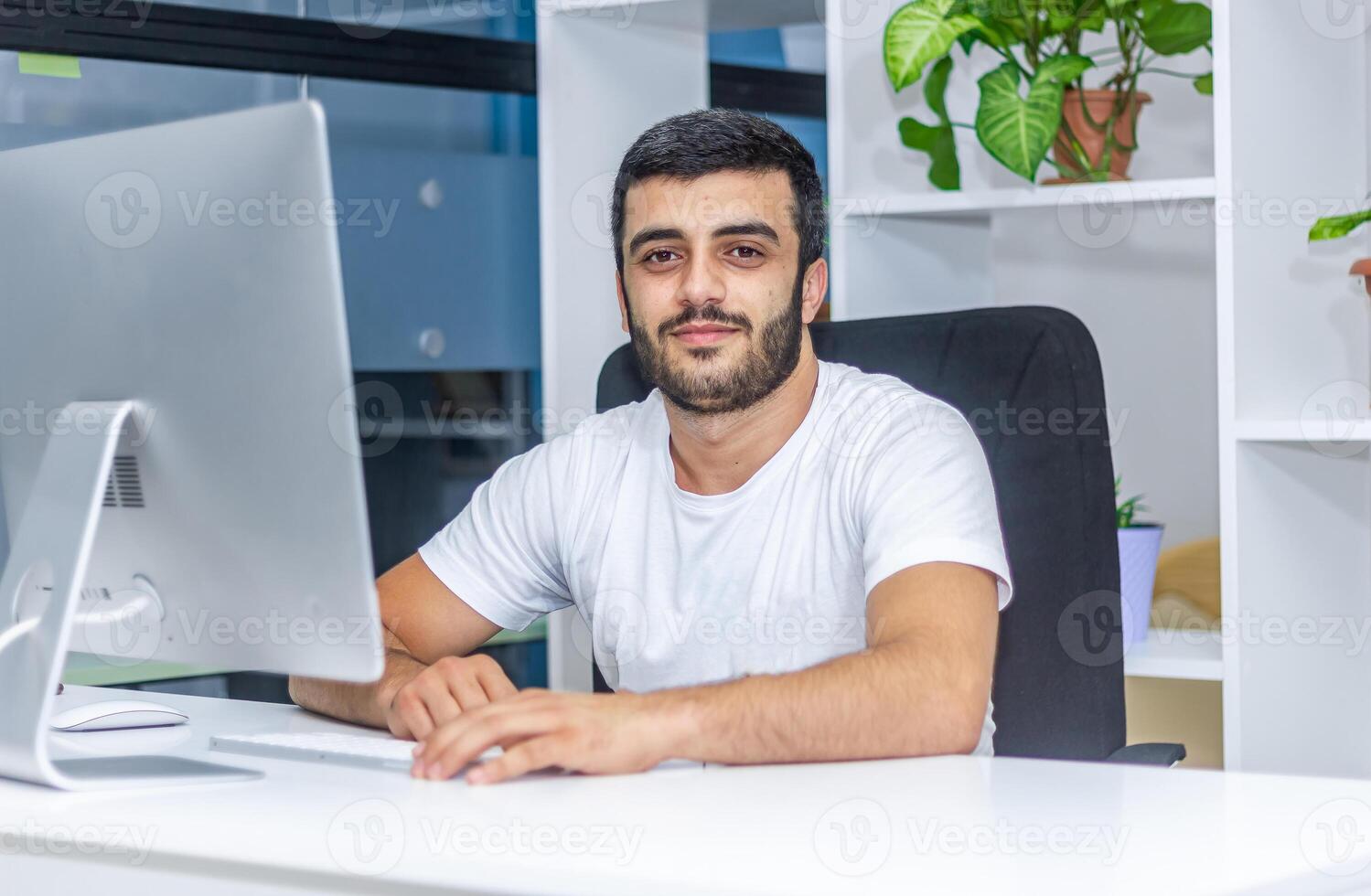 persoon werken in kantoor, persoon Bij de werk foto