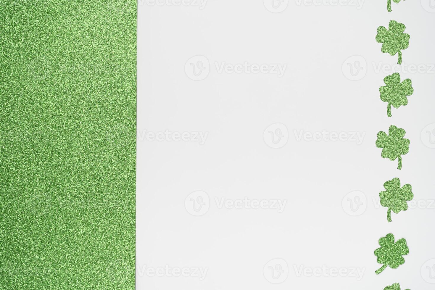 schitteren groen en wit achtergrond met sparkly Klaver klaver foto