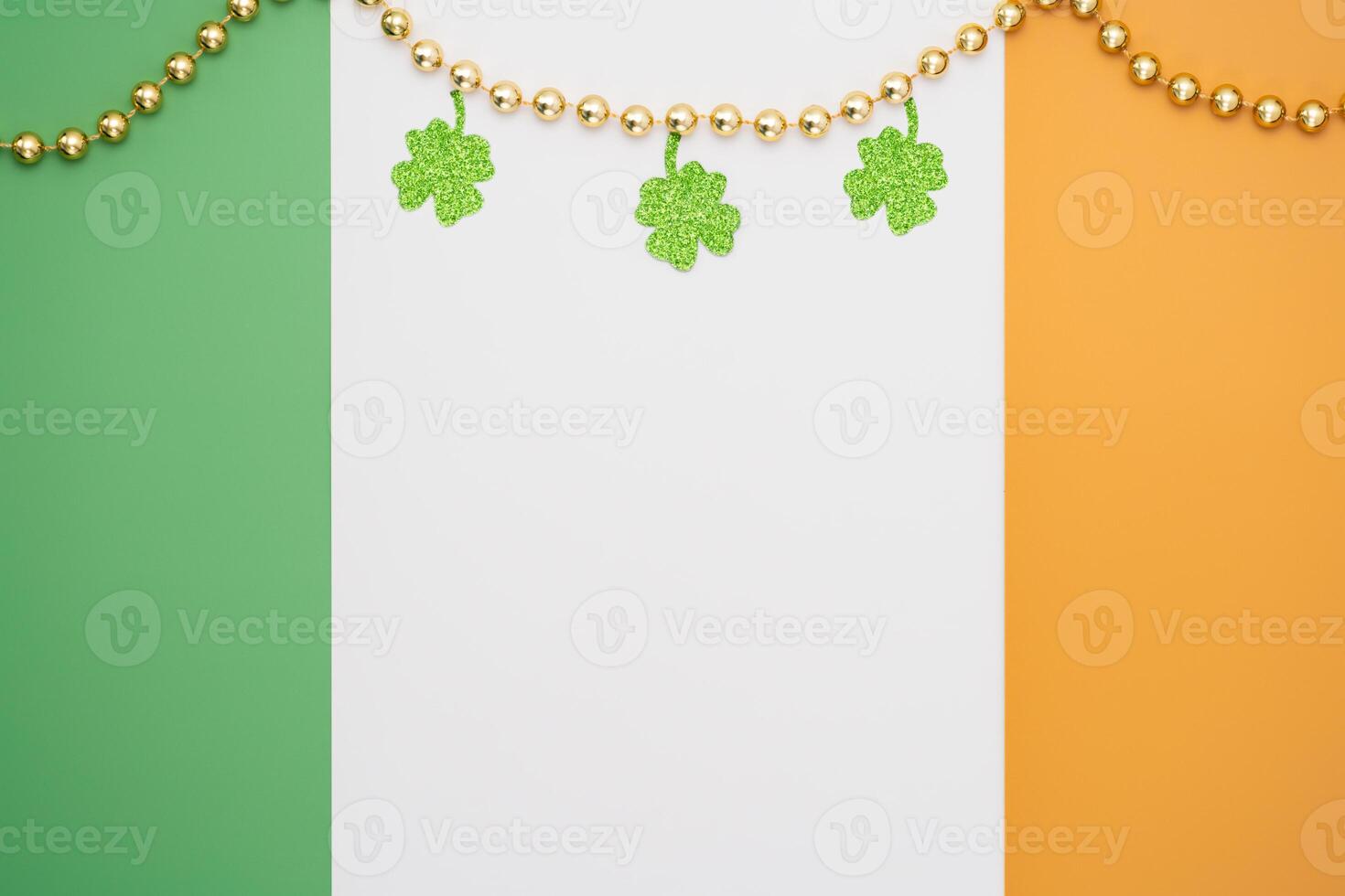 Iers vlag gemaakt van kleur papier met kralen en schitteren Klaver klaver foto