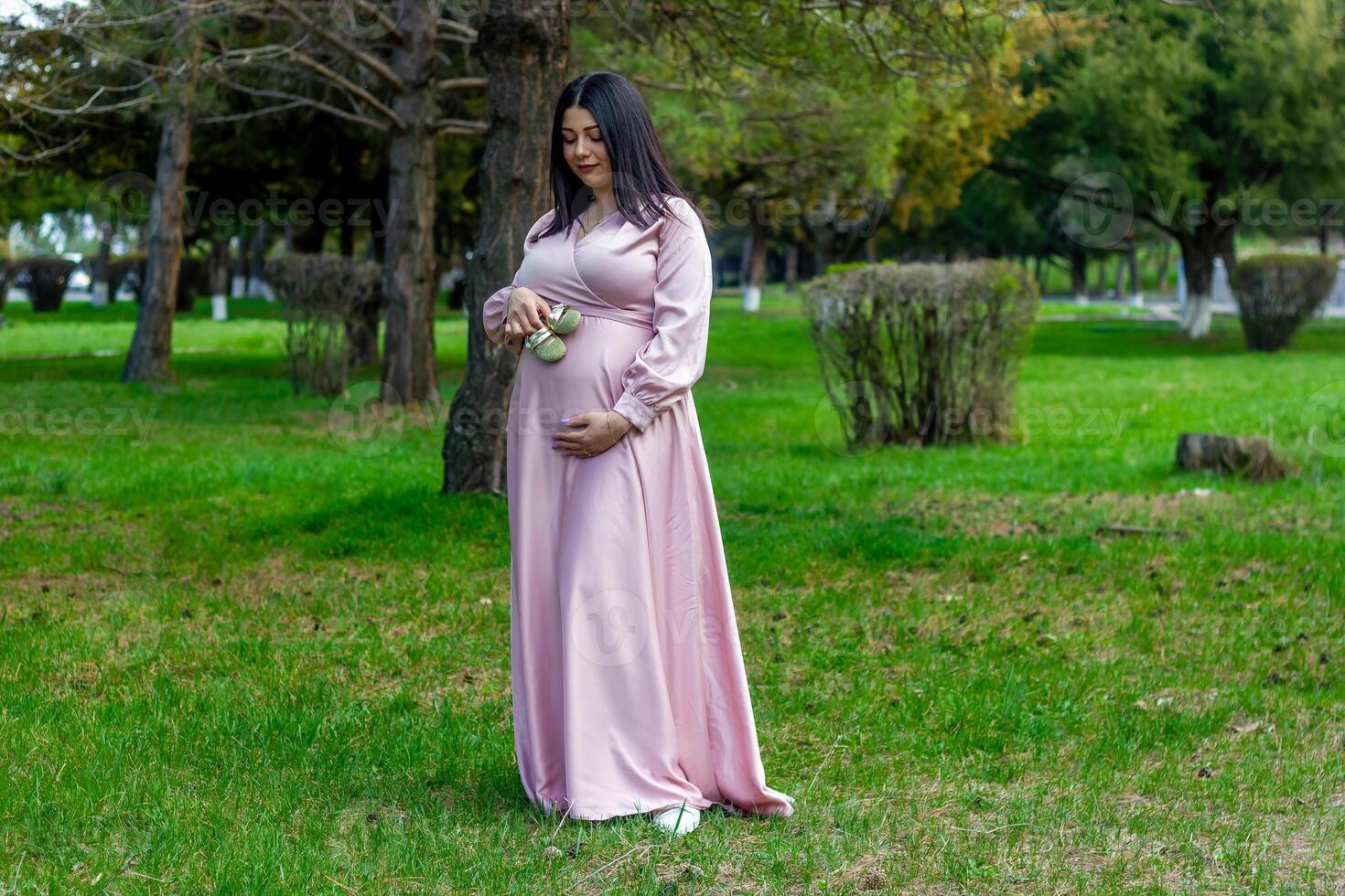 de zwanger vrouw in de park, mooi vrouw in de park, zwanger vrouw in voorjaar foto