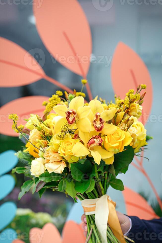 persoon Holding boeket van geel bloemen foto