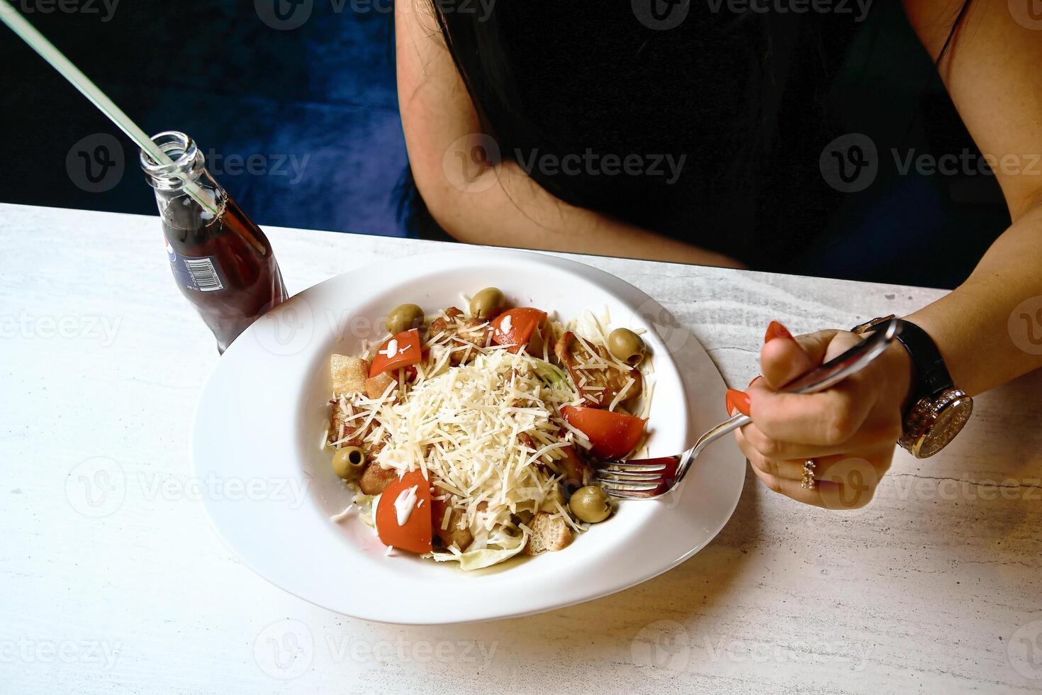 bord van voedsel met vork en fles van ketchup foto