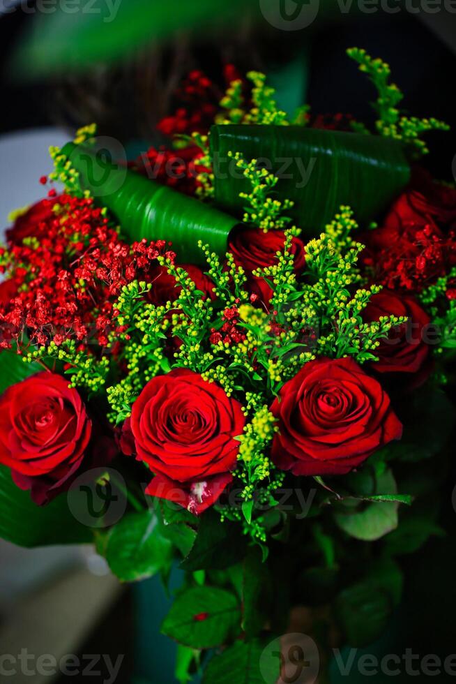 levendig rood rozen en groen bladeren boeket - boeiend bloemen arrangement foto