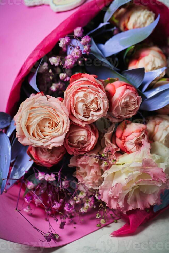 kleurrijk boeket van bloemen Aan tafel foto