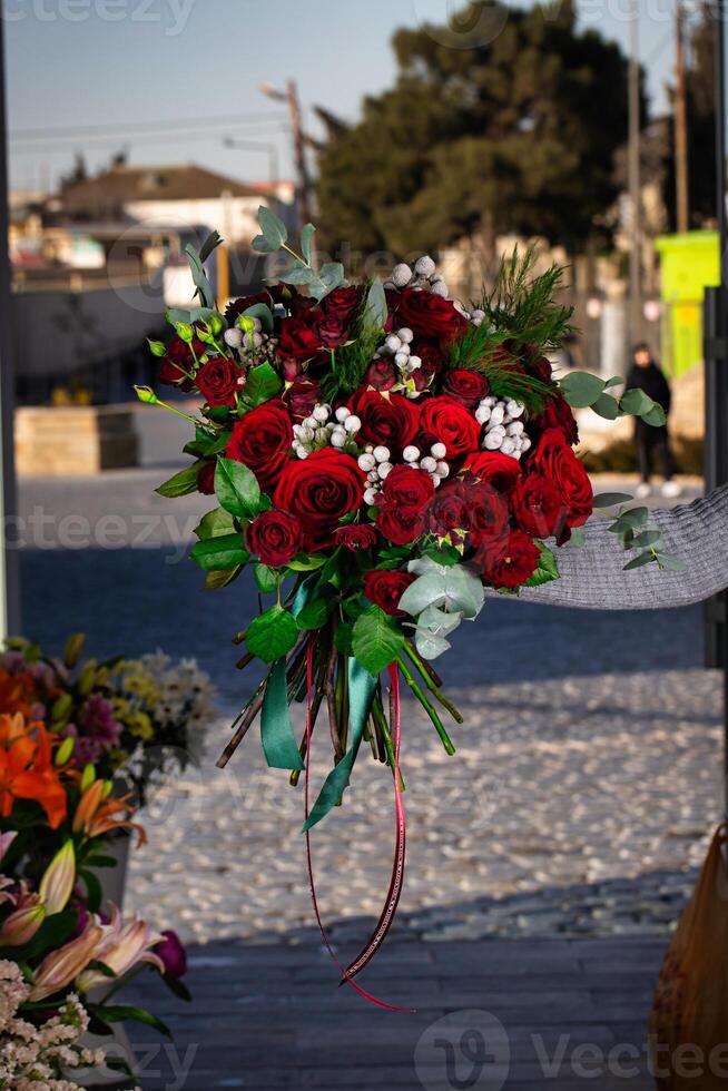 boeket van rood rozen gebonden naar pool foto