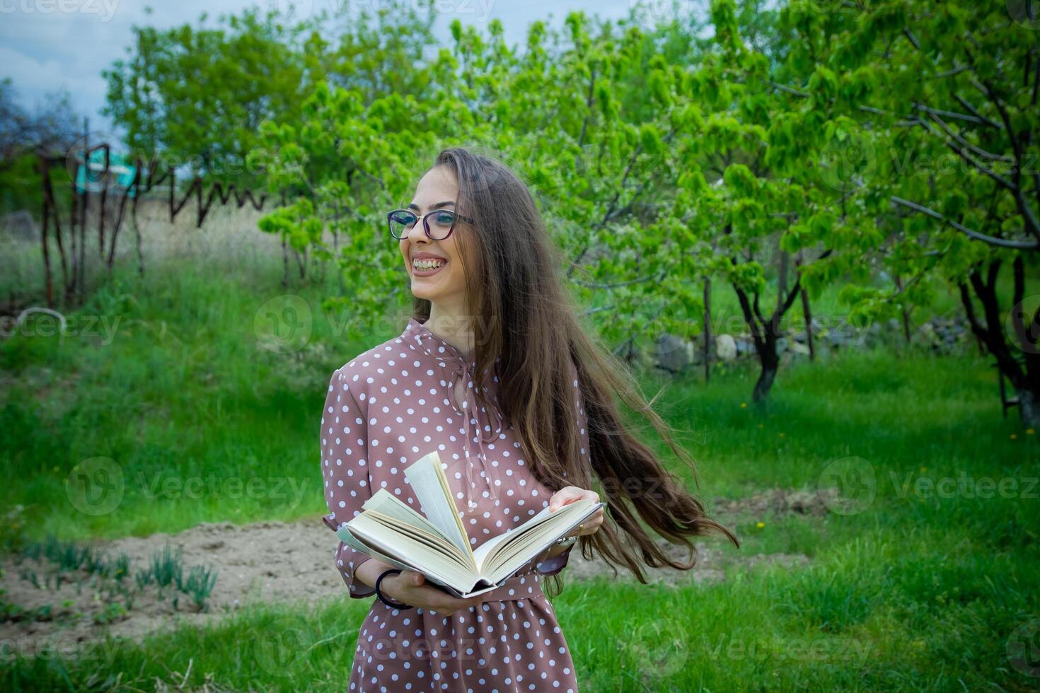 vrouw in de park, jong vrouw in de tuin foto